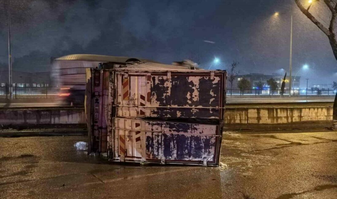 Bursa’da içecek yüklü kamyon devrildi Bursa’nın İnegöl ilçesinde kontrolden çıkan içecek yüklü kamyon devrildi. Araç
