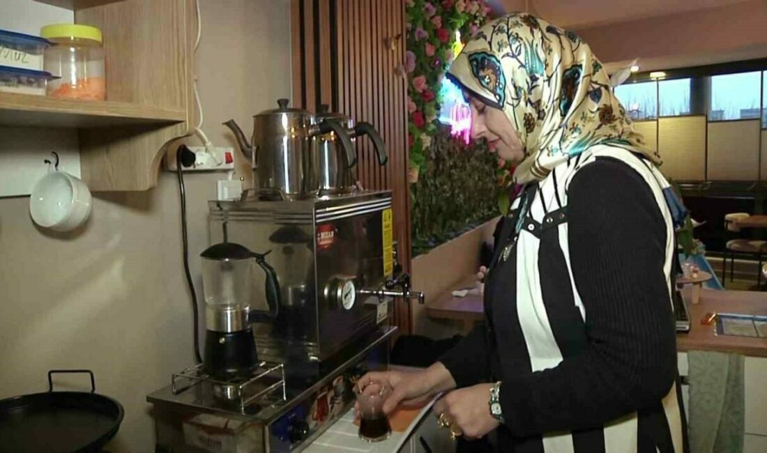 Bursa’da kadınlara özel kahvehane Bursa’da sadece kadınların gidebildiği kadınlar kahvehanesi büyük ilgi görüyor. 1,5