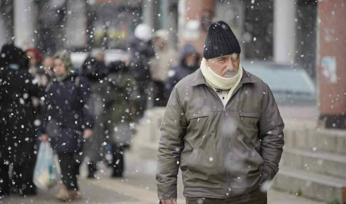 Bursa’da kar yağışı aralıklarla etkili oluyor Meteoroloji Genel Müdürlüğünün aralıklı kar yağışı uyarısının ardından Bursa’da başlayan