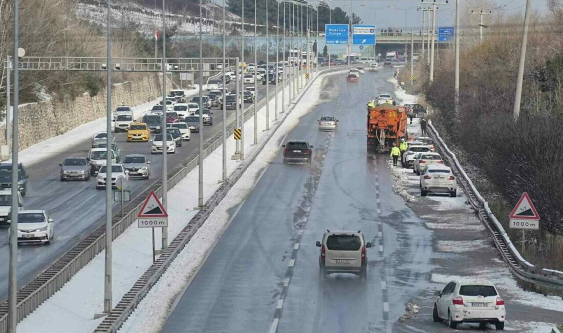 Bursa’da kar yağışı ulaşımı olumsuz etkiledi. Kardan kapanan Mudanya yolu