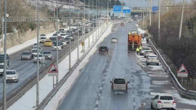 Bursa’da kar yağışı ulaşımı olumsuz etkiledi. Kardan kapanan Mudanya yolu