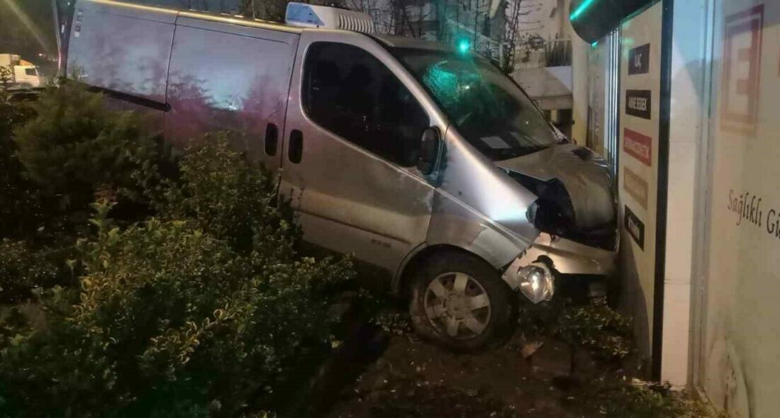 Bursa’da otomobille çarpışan hafif ticari araç yoldan çıkarak bir eczanenin