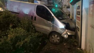 Bursa’da otomobille çarpışan hafif ticari araç yoldan çıkarak bir eczanenin