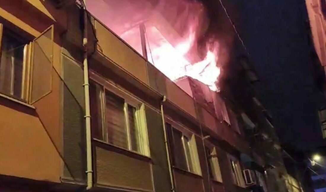 Bursa’da korkutan yangın: Alevlerle mücadele eden ekiplerin üzerine elektrik teli düştü Bursa’da 3 katlı binanın çatı katında çıkan yangın, itfaiye ekiplerinin