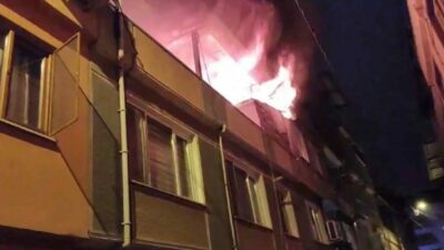 Bursa’da 3 katlı binanın çatı katında çıkan yangın, itfaiye ekiplerinin