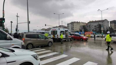 Bursa’da minibüs, yağışlı havanın etkisiyle duramayarak özel halk otobüsüne çarptı.