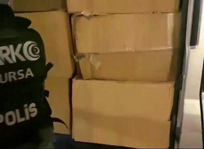 Bursa’da narkotik polisinden rekor…600 bin hap ele geçirildi Bursa’da narkotik polisinin gerçekleştirdiği tarihi operasyonda şehir tarihinin rekoru kırıldı.