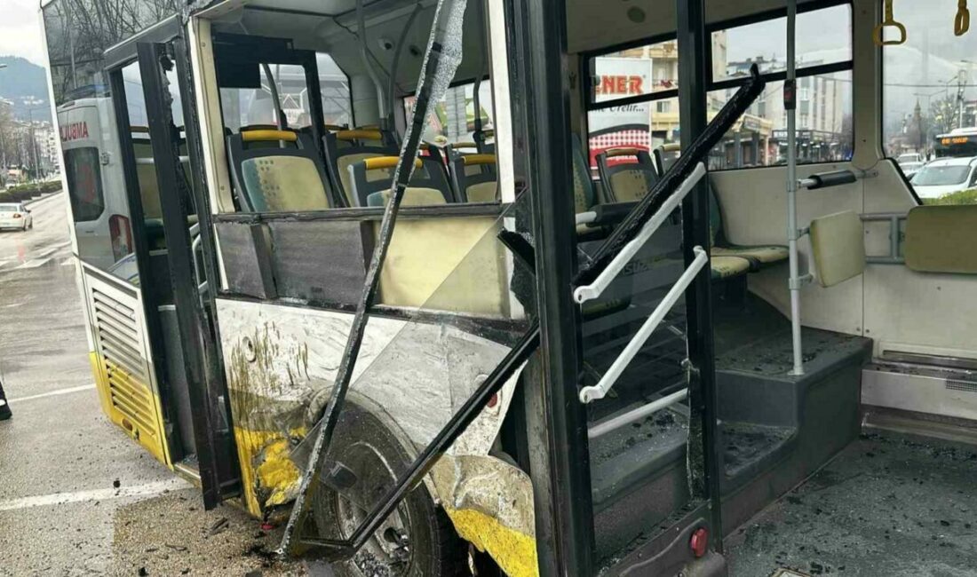 Bursa’da okul servisi otobüsle çarpıştı: 9 yaralı Bursa’da öğrencileri taşıyan okul servisi ile otobüs çarpıştı. Kazada aralarında