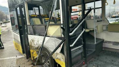 Bursa’da öğrencileri taşıyan okul servisi ile otobüs çarpıştı. Kazada aralarında