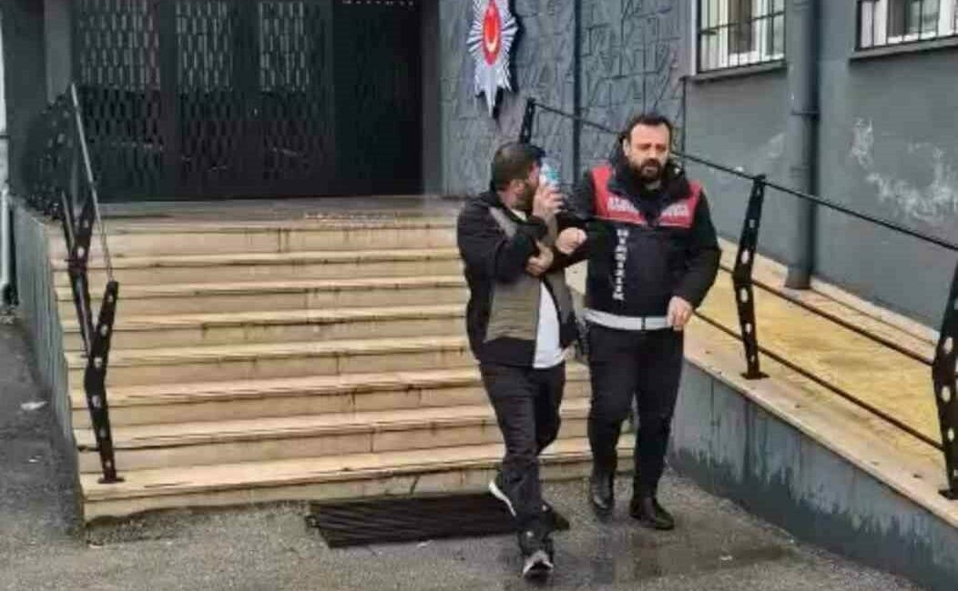 Bursa’da oto faresine operasyon: Çaldığı malzemelerle yakalandı Bursa’da 4 ayrı araca girip hırsızlık yapan oto faresi, polis