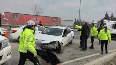 Bursa’nın İnegöl ilçesinde 2 otomobilin çarpıştığı kazada 2 kişi yaralandı.