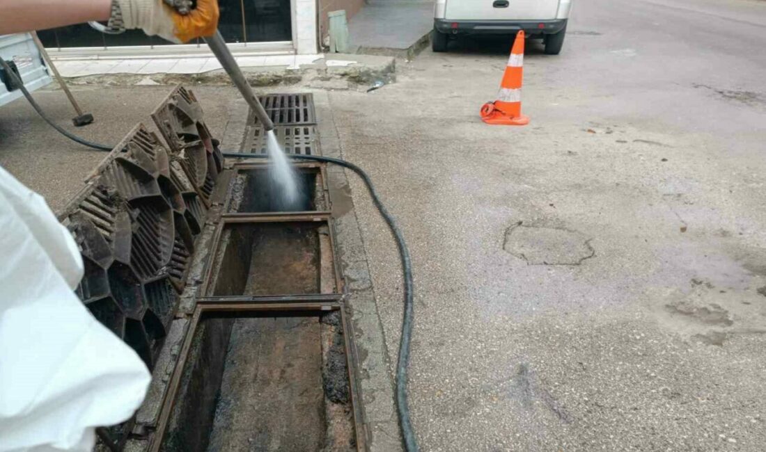 Bursa’da sel ve taşkın riskine karşı mazgallar temizleniyor Bursa Büyükşehir Belediyesi, yoğun yağışlarda doğabilecek taşkın ve sel risklerine
