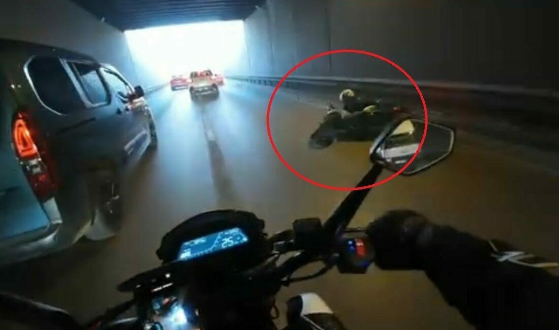 Bursa’da şerit değiştiren otomobile çarpan motosikletli böyle savruldu Bursa’da şerit değiştirdiği esnada önünde araca çarpıp savrulan motosikletli kameraya