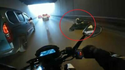 Bursa’da şerit değiştirdiği esnada önünde araca çarpıp savrulan motosikletli kameraya