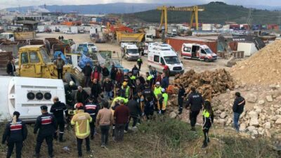 Bursa’nın Gemlik ilçesinde, işçileri taşıyan servis otobüsü, tırın arkadan çarpması