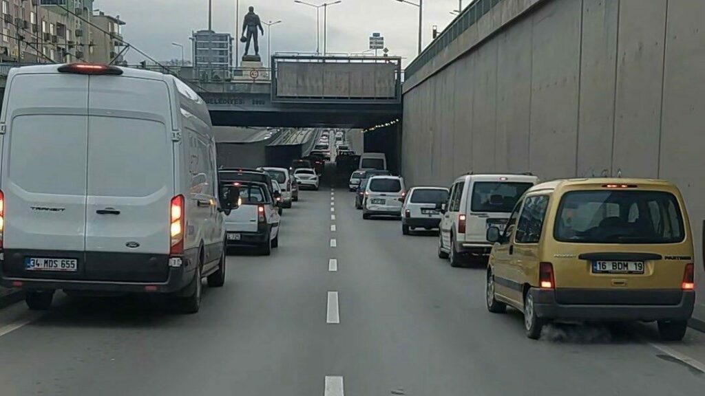Bursa’da ambulansı gören sürücüler, fermuar sistemini başarıyla uyguladı. Duyarlı sürücülerin