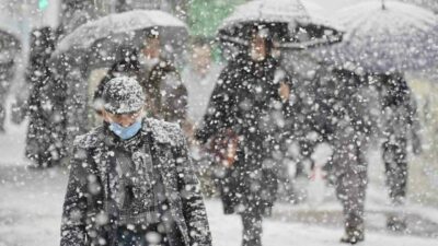 Bursa’da etkili olan kar yağışı nedeniyle, trafiğe hazırlıksız çıkan sürücüler
