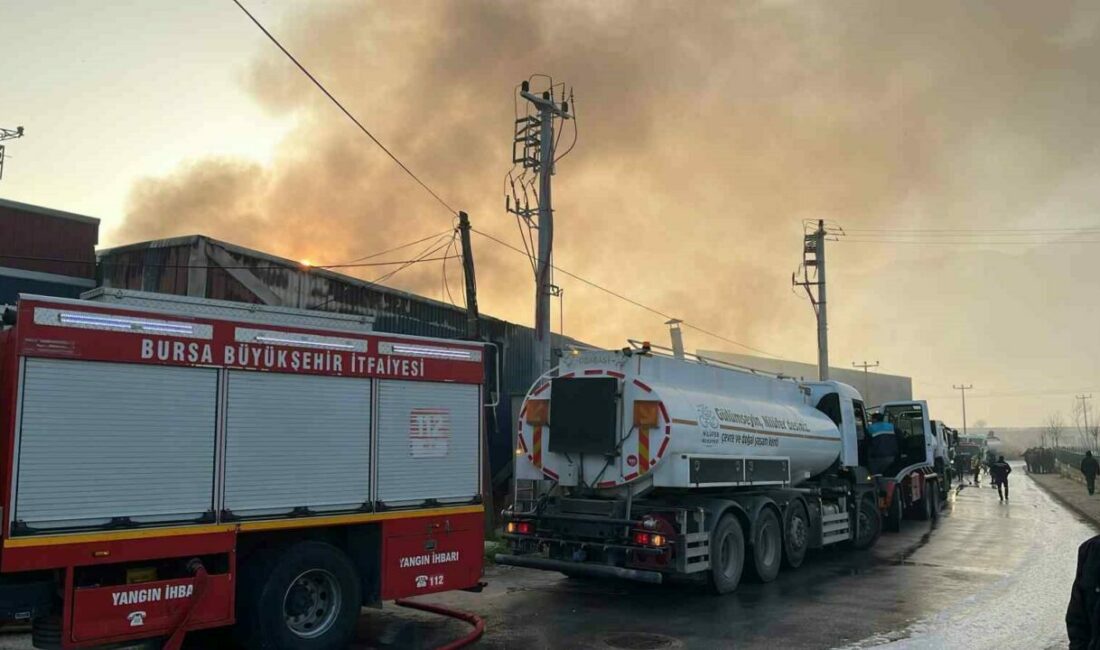 Bursa’da sabahın ilk saatlerinde geri dönüşüm fabrikasında başlayan yangın, tekstil