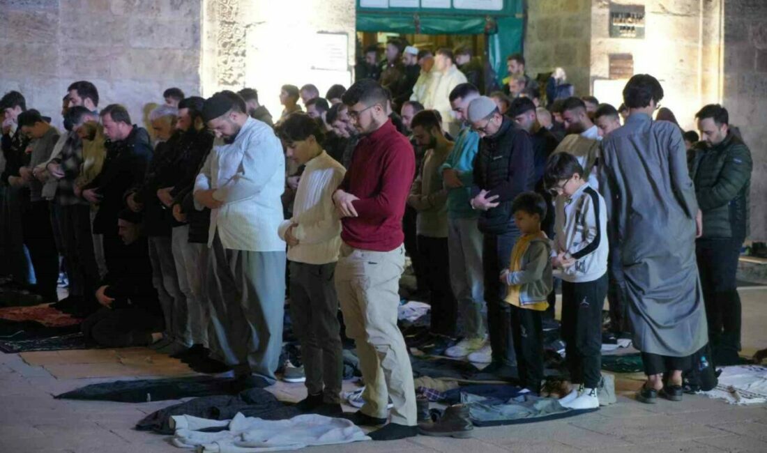 Bursalılar ilk teravih için Ulu Cami’ye koştu Bursalılar rahmet ve bereket ayı olan Ramazan ayının başlamasıyla birlikte