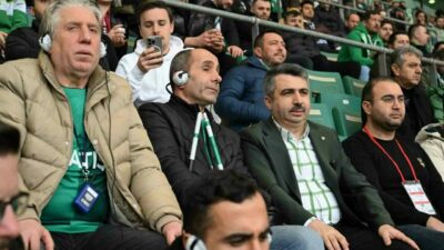 Yıldırım Belediyesi, görme engelli taraftarı Bursaspor maçına götürerek spiker anlatımıyla
