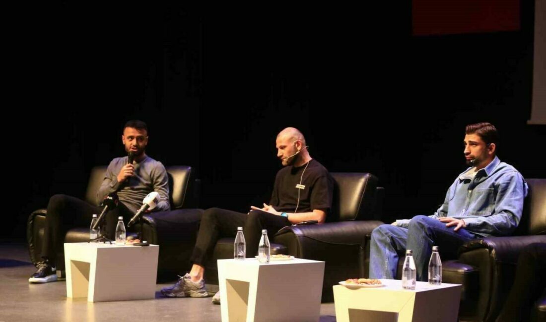 Bursasporlu oyuncular taraftar ile buluştu Bursasporlu futbolcular taraftar ile buluşarak söyleşi gerçekleştirdi. Bursa’da gerçekleşen toplantıya,