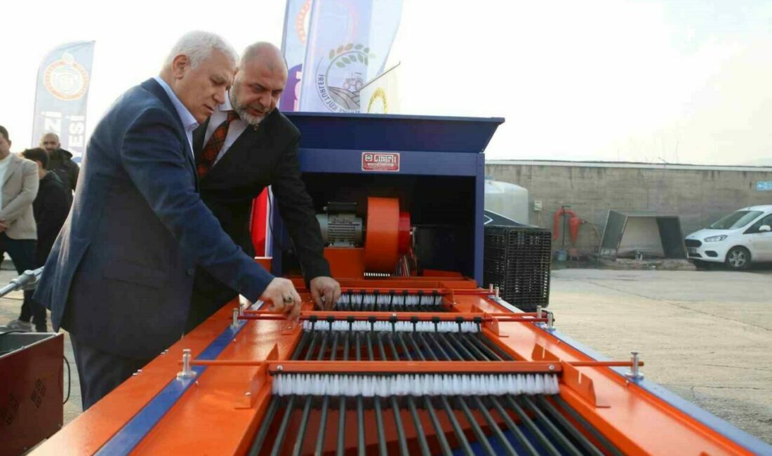 Büyükşehir’den kırsala ekipman desteği Bursa’da kırsal kalkınmayı sağlamak amacıyla üreticiyi her alanda destekleyen Bursa