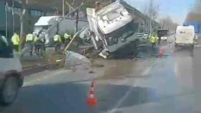 Bursa’da buzlanma nedeniyle kontrolden çıkan tır, refüje saplandı. Kazayı şans