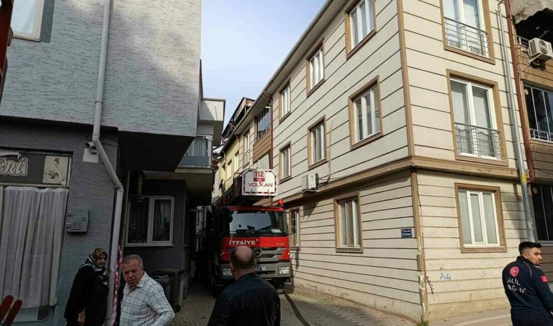 Çatı katında korkutan yangın Bursa’nın İnegöl ilçesinde 3 katlı binanın çatısında yangın çıktı. Edinilen