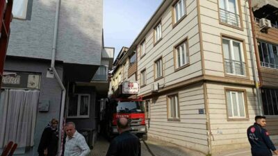 Bursa’nın İnegöl ilçesinde 3 katlı binanın çatısında yangın çıktı. Edinilen