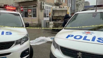 Bursa’da konteynerden çöp aldıktan sonra geri manevra yapan kamyonun altında