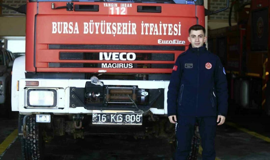 Doğuştan itfaiyeci Bursa Büyükşehir İtfaiyesi’nde çalışan Ahmet Burak Öztürk (22), 4 yaşında