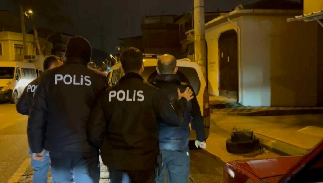 Ekiplerin devriye sırasında şüphelendikleri otomobilin sürücüsü alkollü çıktı Bursa’da asayiş ekiplerinin devriye attığı sırada şüphelendikleri otomobil durduruldu. Yapılan