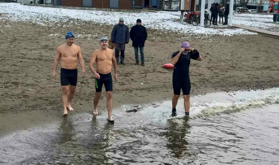 Eksi 3 derecede İznik Gölü’ne girdiler İznik’te kendilerine ’İnciraltı Senatörleri’ adını veren 6 kişiden oluşan bir