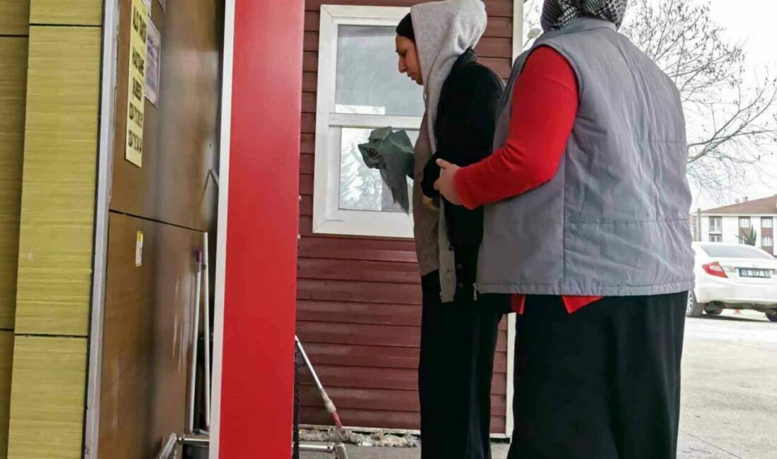 Elini makineye kaptıran işçi yaralandı Bursa’nın İnegöl ilçesinde bir alüminyum işleme imalathanesinde elini makineye kaptıran