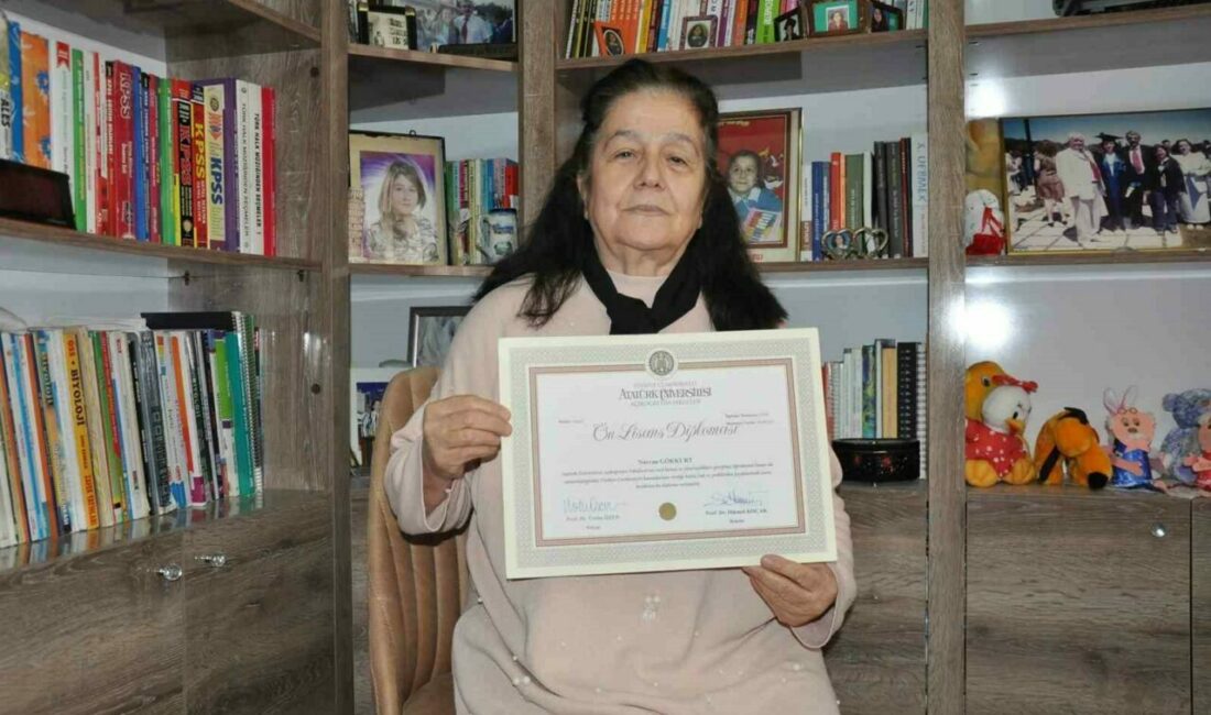 Emekli öğretmen 10 yılda 3 üniversite bitirdi Bursa’nın Mustafakemalpaşa ilçesinde yaşayan emekli fizik öğretmeni Nurcan Gökkurt, 55
