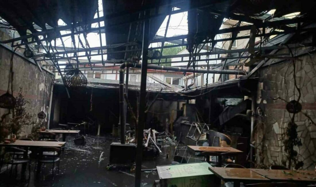 Gece yarısı restoranda çıkan yangın yan eve sıçardı Bursa’nın İznik ilçesinde restoranda çıkan yangının eve sıçramasıyla evde bulunanlar