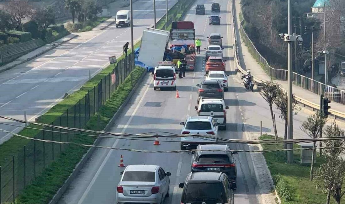 Gemlik’te tırın üzerindeki makine yola devrildi Bursa’nın Gemlik ilçesinde, seyir halindeki tırın üzerindeki makine savrularak yola