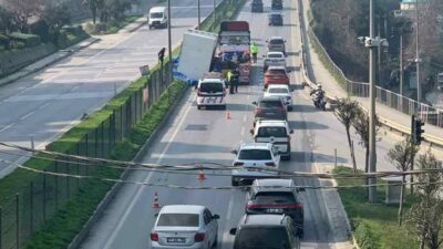 Bursa’nın Gemlik ilçesinde, seyir halindeki tırın üzerindeki makine savrularak yola