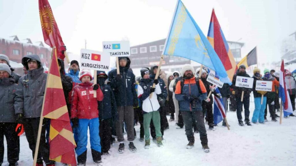 Genç kayakçılar piste çıktı Osmangazi Belediyesi’nin katkılarıyla düzenlenen 42. Uluslararası Uludağ FIS Çocuk Kupası