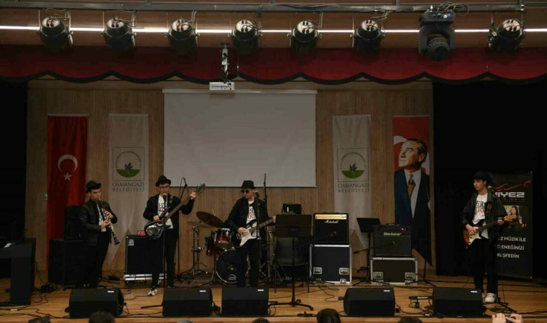 Genç müzisyenler final için sahnede Osmangazi Belediyesi tarafından bu yıl ilk kez düzenlenen ‘Liseli Orkestralar