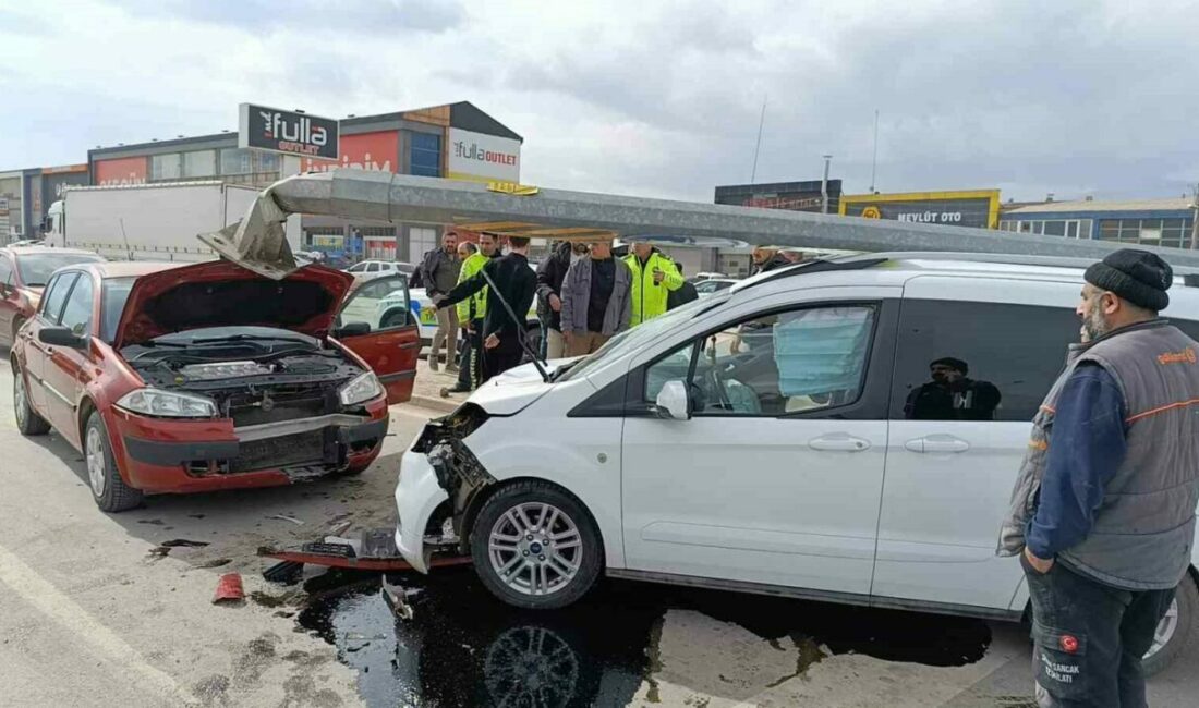 Hafif ticari araç kırmızı ışıkta bekleyen otomobile çarptı Bursa’nın İnegöl ilçesinde hafif ticari araç kırmızı ışıkta bekleyen otomobile