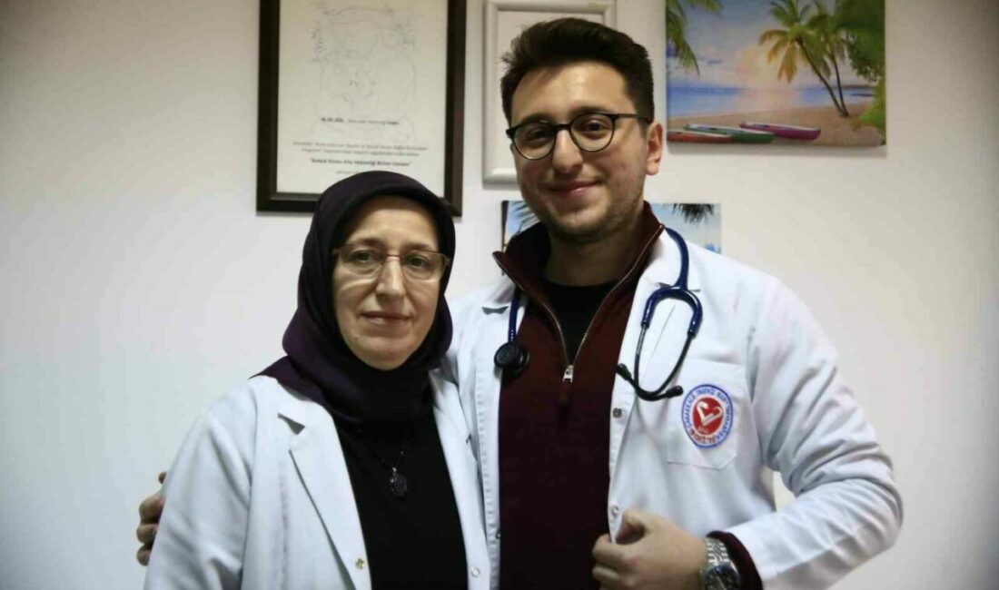 Hem annesi, hem de mesai arkadaşı… Bursa’da Cumalıkızık Aile Sağlığı Merkezi’nde yaklaşık 17 yıldır görev yapan