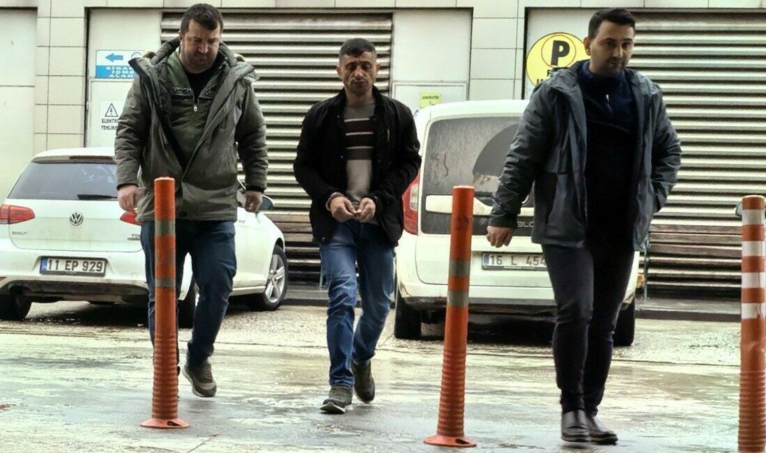 İnegöl’de hırsızlık suçundan 20 yıl hapisle aranan şahıs yakalandı Bursa’nın İnegöl ilçesinde hakkında hırsızlık suçlarından kesinleşmiş 20 yıl hapis