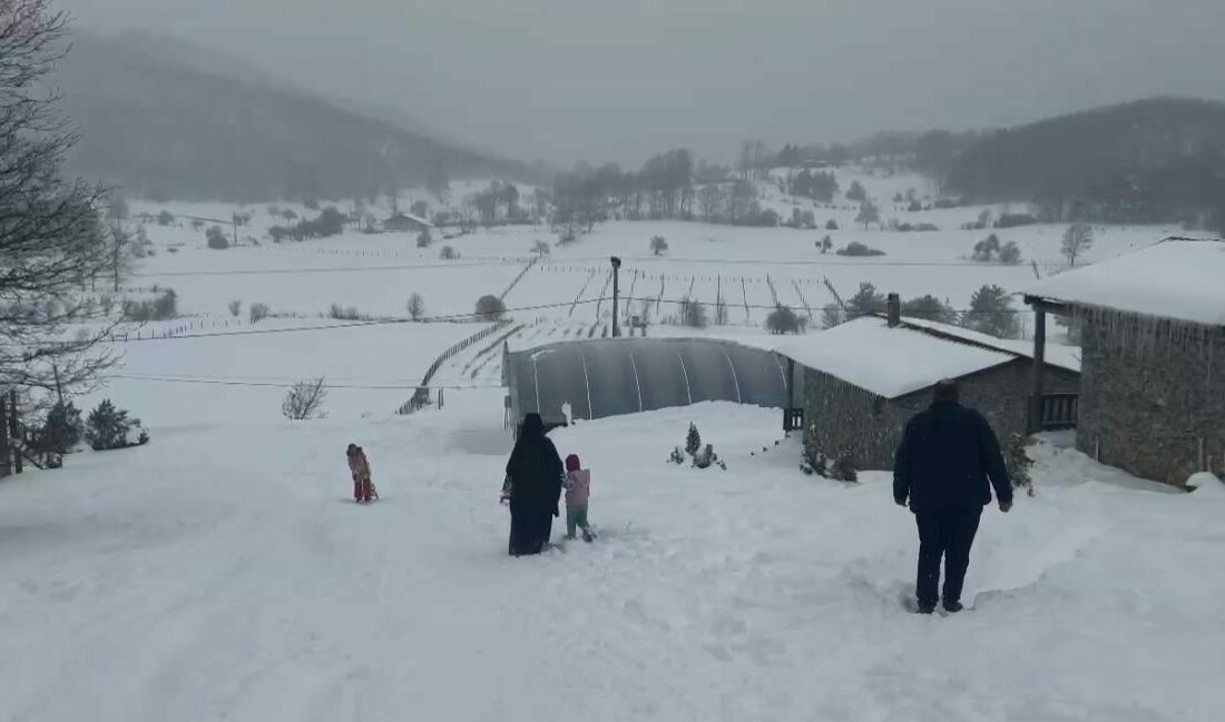 İznik Uludağ’ı aratmıyor Bursa’nın İznik ilçesinde yüksek kesimlerde kar kalınlığı 60 santimetreye ulaştı.