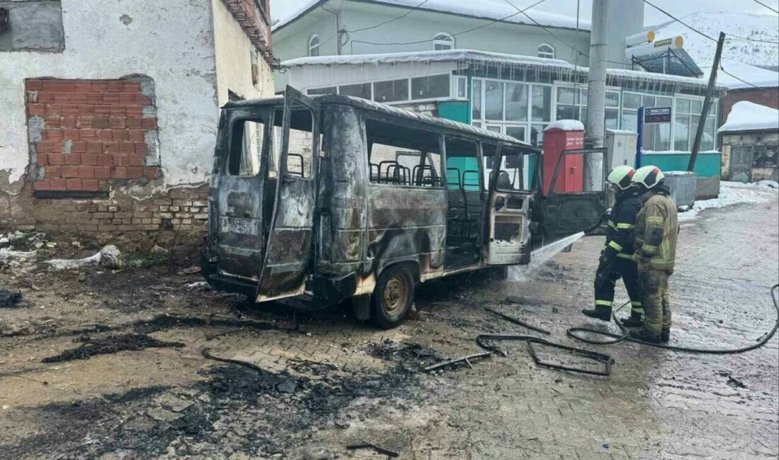 İznik’te park halindeki minibüs alev alev yandı Bursa’nın İznik ilçesinde park halindeki servis minibüsü alev alev yandı.