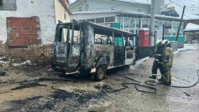 Bursa’nın İznik ilçesinde park halindeki servis minibüsü alev alev yandı.