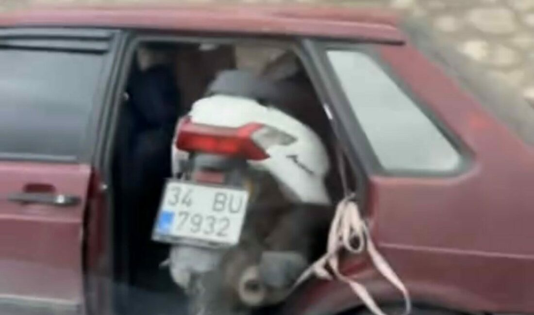 Bursa’da bir sürücü kapısız trafiğe çıktığı otomobille motosiklet taşıdı. Görenleri
