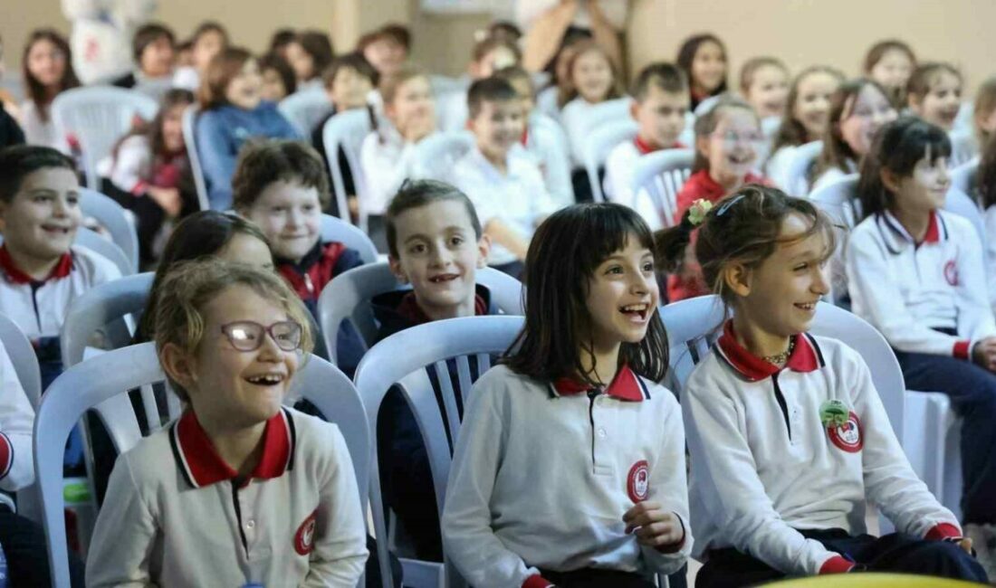 Karagöz ve Hacivat bu kez tasarruf için sahneye çıktı Uludağ Elektrik, çocuklara enerji tasarrufu, verimliliği ve güvenliğini gölge oyunu