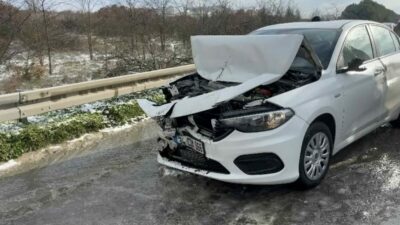 Bursa’da kar yağışı sebebiyle İstanbul-İzmir Otobanında 25 araç birbirine girdi.