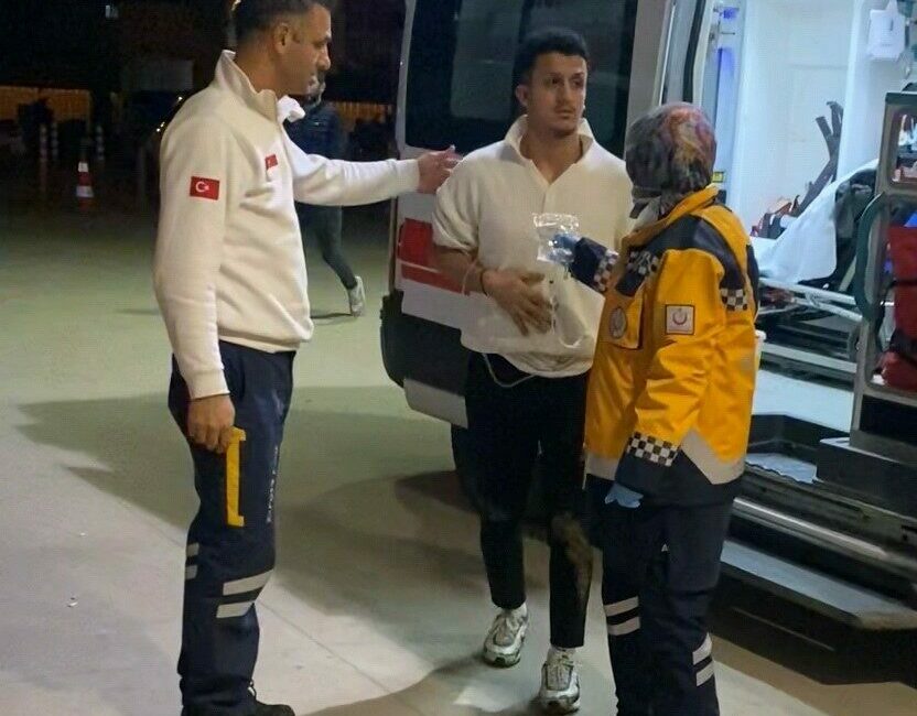 Kavgayı ayırmak isterken bıçaklandı Bursa’nın İnegöl ilçesinde kavgayı ayırmaya çalışan bir genç, karnından bıçaklanarak